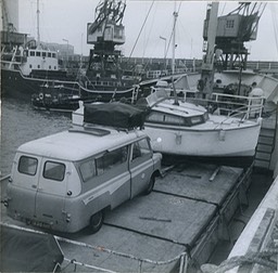827a
